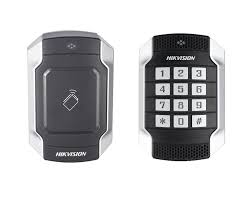 LECTOR HIKVISION DE TARJETAS, TECLADO NUMERICO, METÁLICO, TARJETA 13,56MHZ, RS-485 Y WIEGAND, IK10